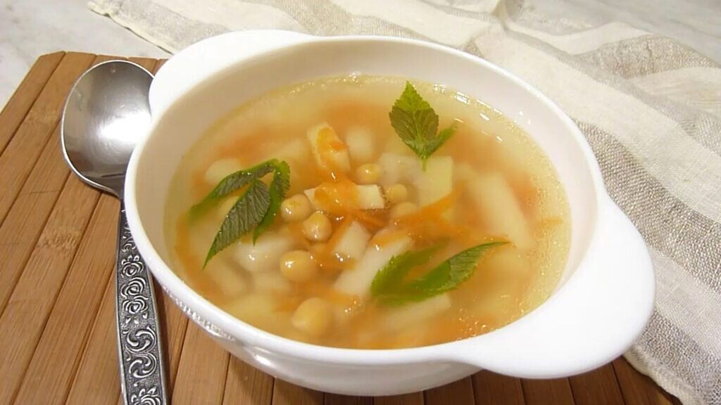 Куриный суп с нутом: сытный и вкусный