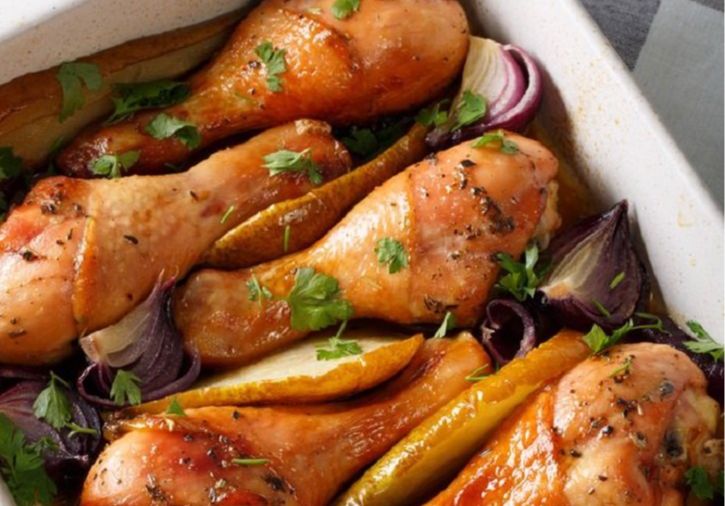 Запеченные куриные голени с грушей: оригинальное решение для ужина