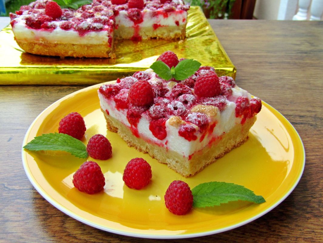 Ягодный пирог с меренгой: идеальное лакомство для летних гурманов