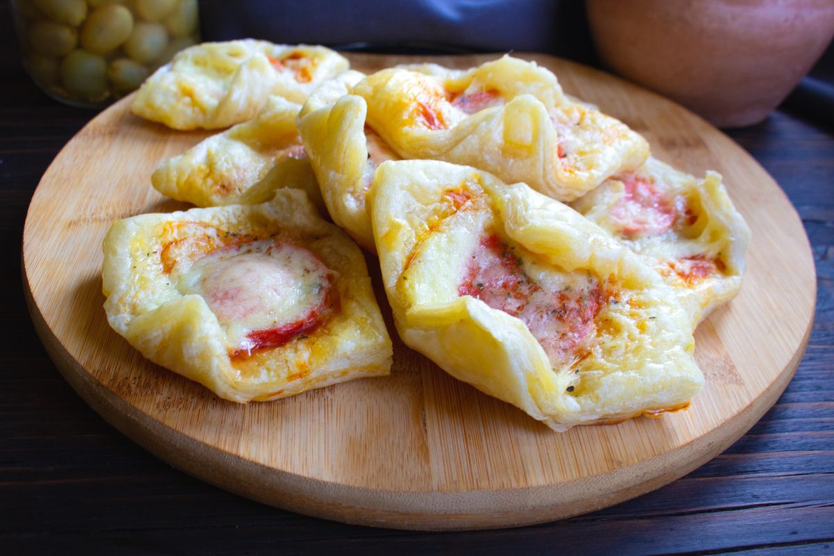 Слойки с помидорами и сыром: простое и вкусное угощение для любого случая