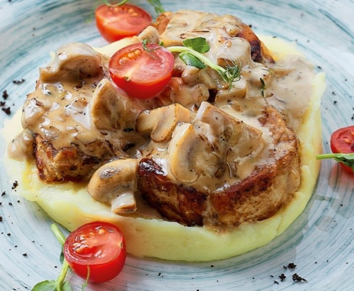 Нежные куриные медальоны с грибным соусом: секреты идеального ужина