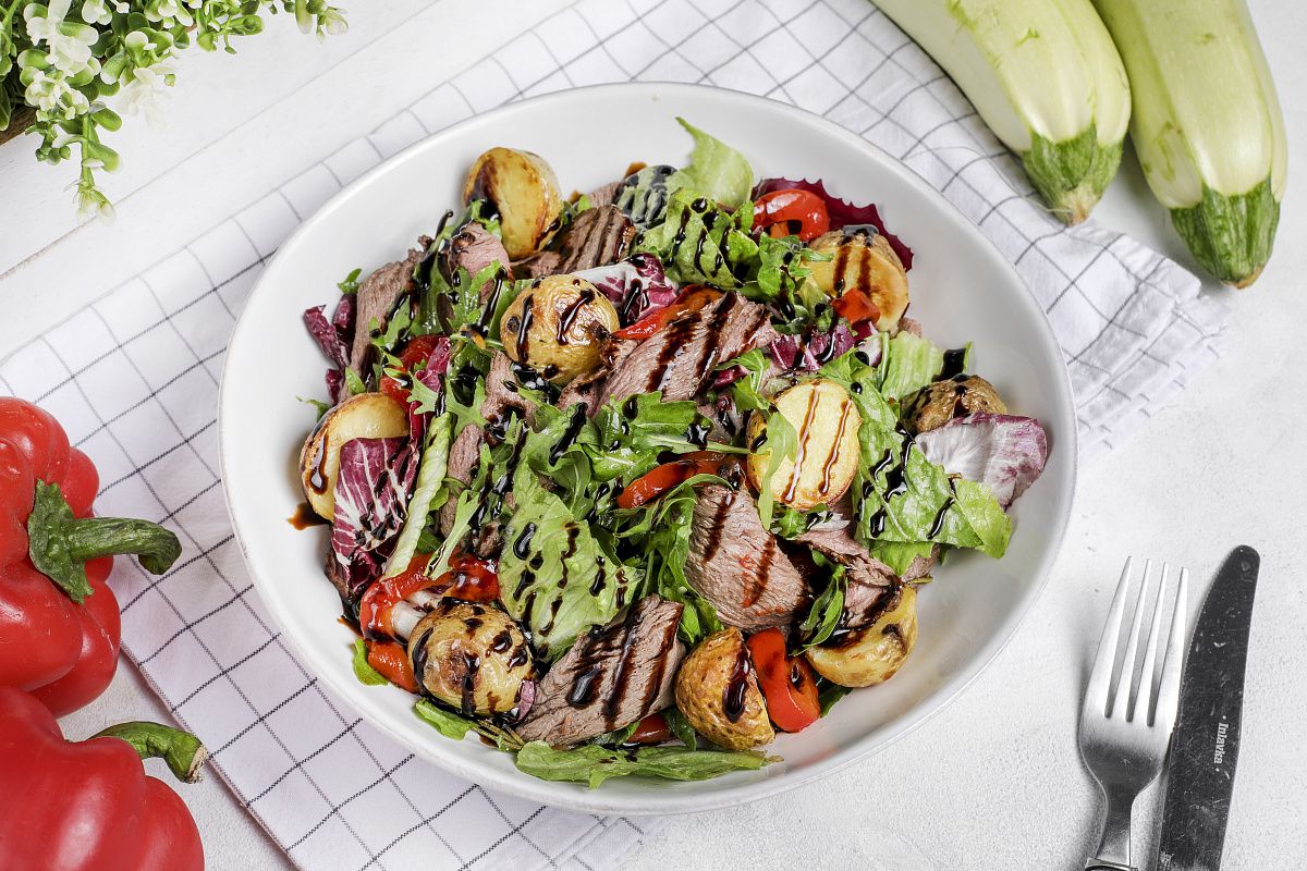 Брайтонский салат с ростбифом и фисташками — спокойное руководство по простому праздничному блюду