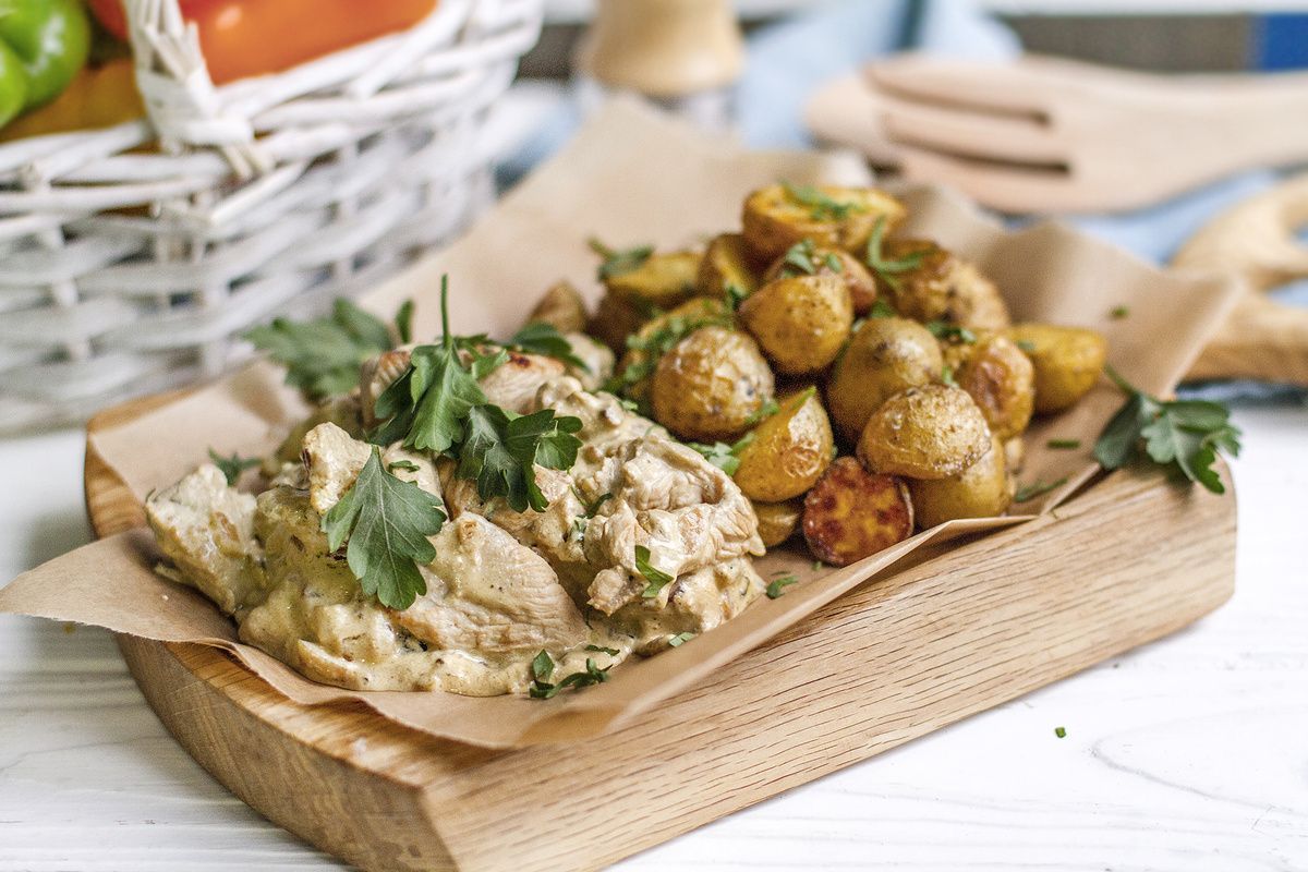 Рецепт куриного филе по-французски в сливочном соусе с бэби-картофелем как простой вечерний выбор