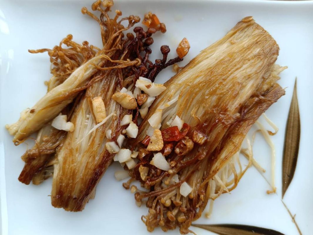 Зимние эноки на сковороде за минуту: простой способ попробовать необычный гриб