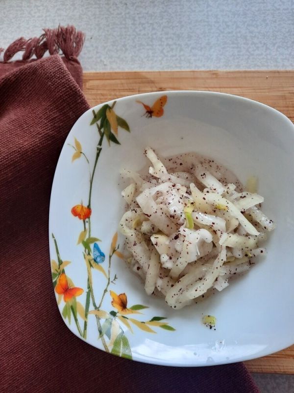 Луковый салат с витаминами: простой и вкусный рецепт