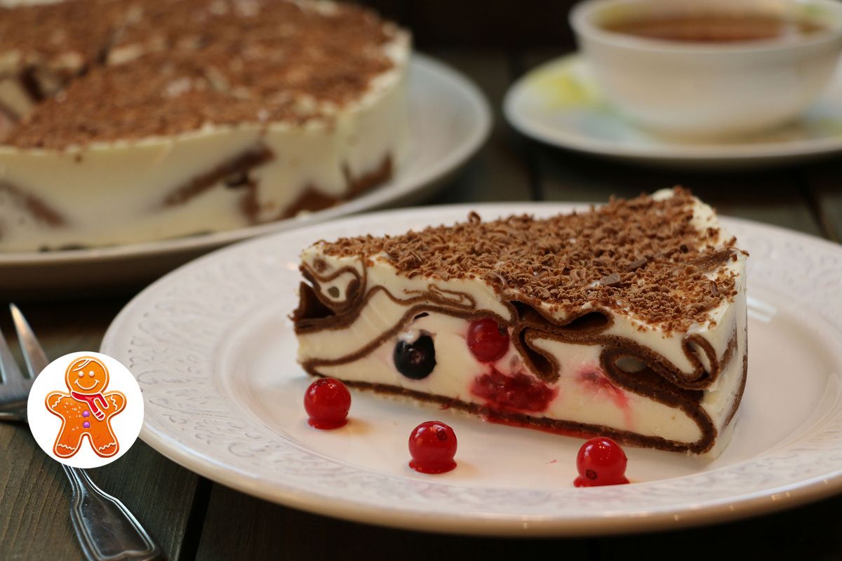 Шоколадный блинный торт с ягодами