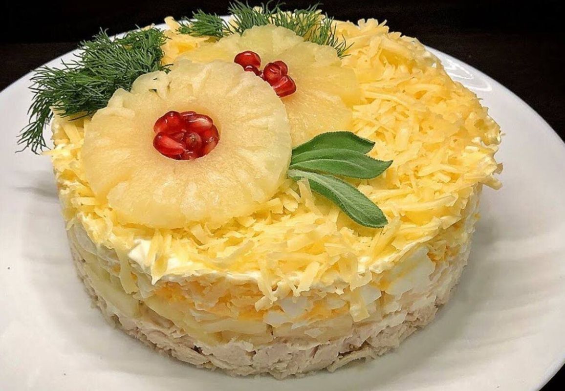 Рецепт праздника: восхитительный слоёный салат с курицей и ананасами