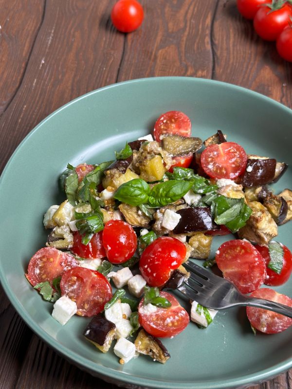 Летние вкусы: салат с хрустящими баклажанами завоевывает популярность