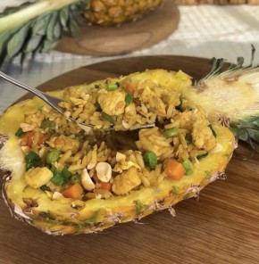 Восточные мотивы на вашей кухне: жареный рис с курицей и ананасом за 20 минут