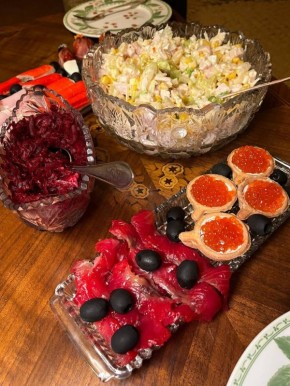 Свекольный салат с чесноком и солёным огурцом