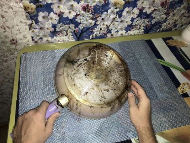 Необычный способ очистки сковороды: таблетки для посудомоечной машины в действии