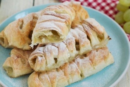 Нежные слойки с виноградом и лимонной цедрой