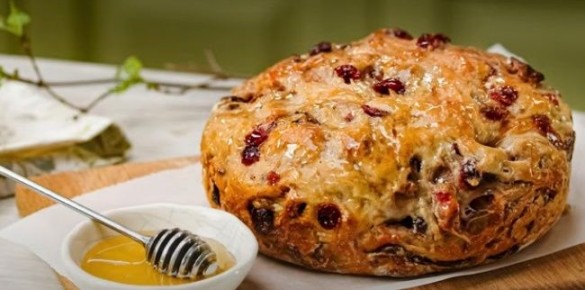 Удобный хлеб без замеса с клюквой и грецкими орехами