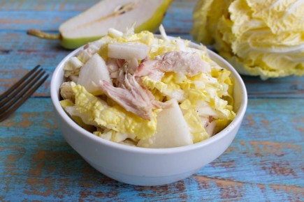 Легкий салат с пекинской капустой и курицей для гурманов
