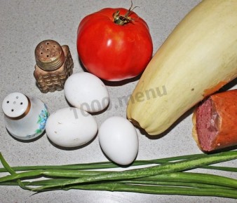 Яичница с кабачками и помидорами на сковороде