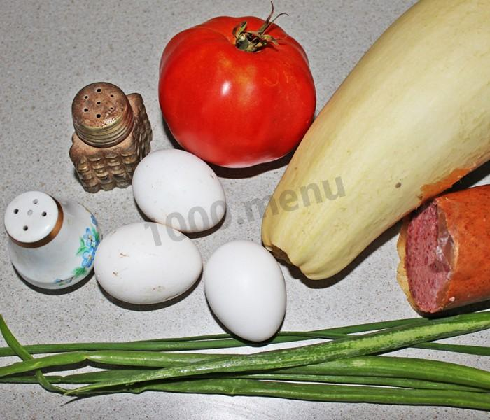 Яичница с кабачками и помидорами на сковороде