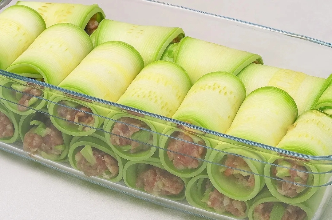 Нежные рулетики из кабачков с фаршем: идеальный обед для всей семьи