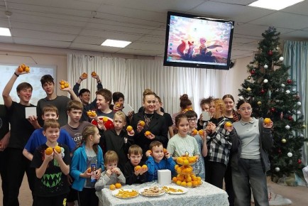 Оазис тепла в зимний холод: праздник мандаринов для детей