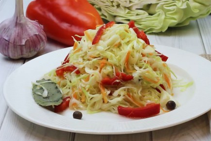Как быстро приготовить маринованную капусту с болгарским перцем