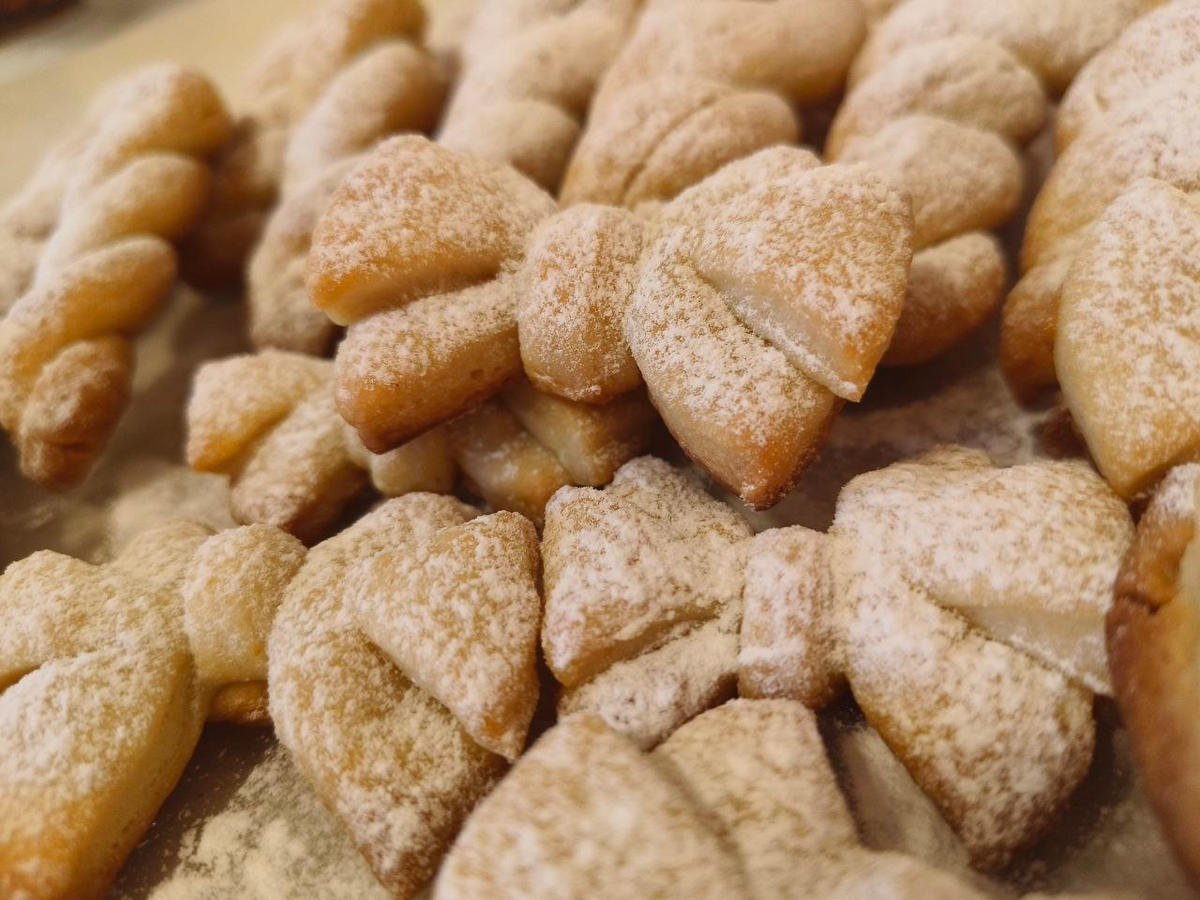 Легкое печенье на сметане: волшебные бантики и жгутики для праздника