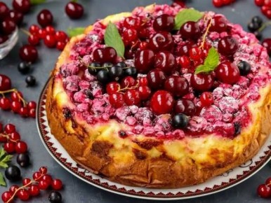 Летний пирог с творожной начинкой и свежими ягодами