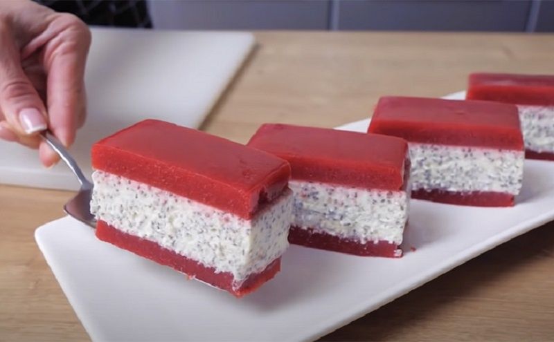 Легкий двухслойный десерт с клубникой и чиа: как создать незабываемый вкус