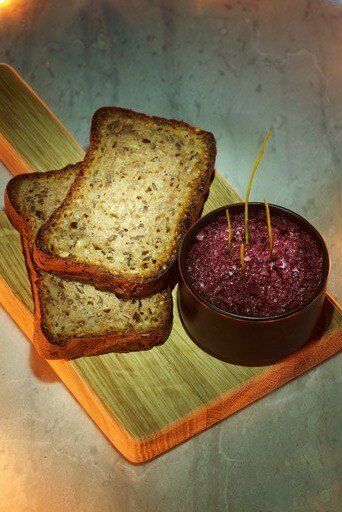 Вкусный тартар из говядины с оливковым тапенадом