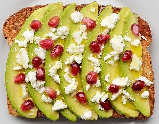 Тост с авокадо, фетой и гранатом