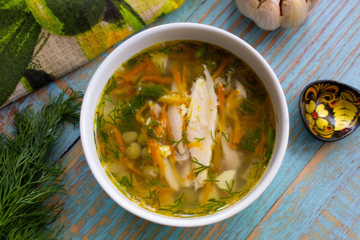 Легкий и питательный куриный суп с зеленым горошком