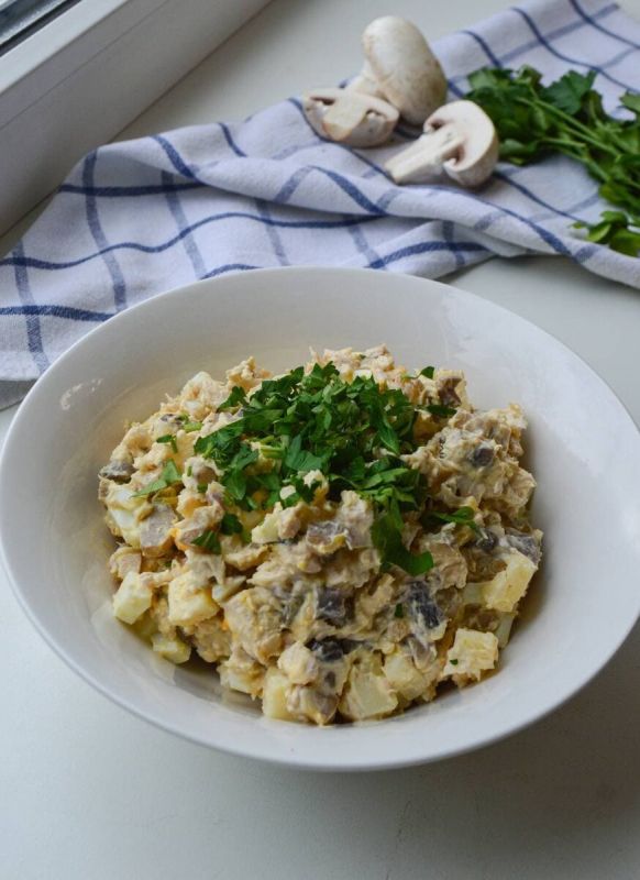 Нежный салат с курицей и грибами: идеальный рецепт к лету
