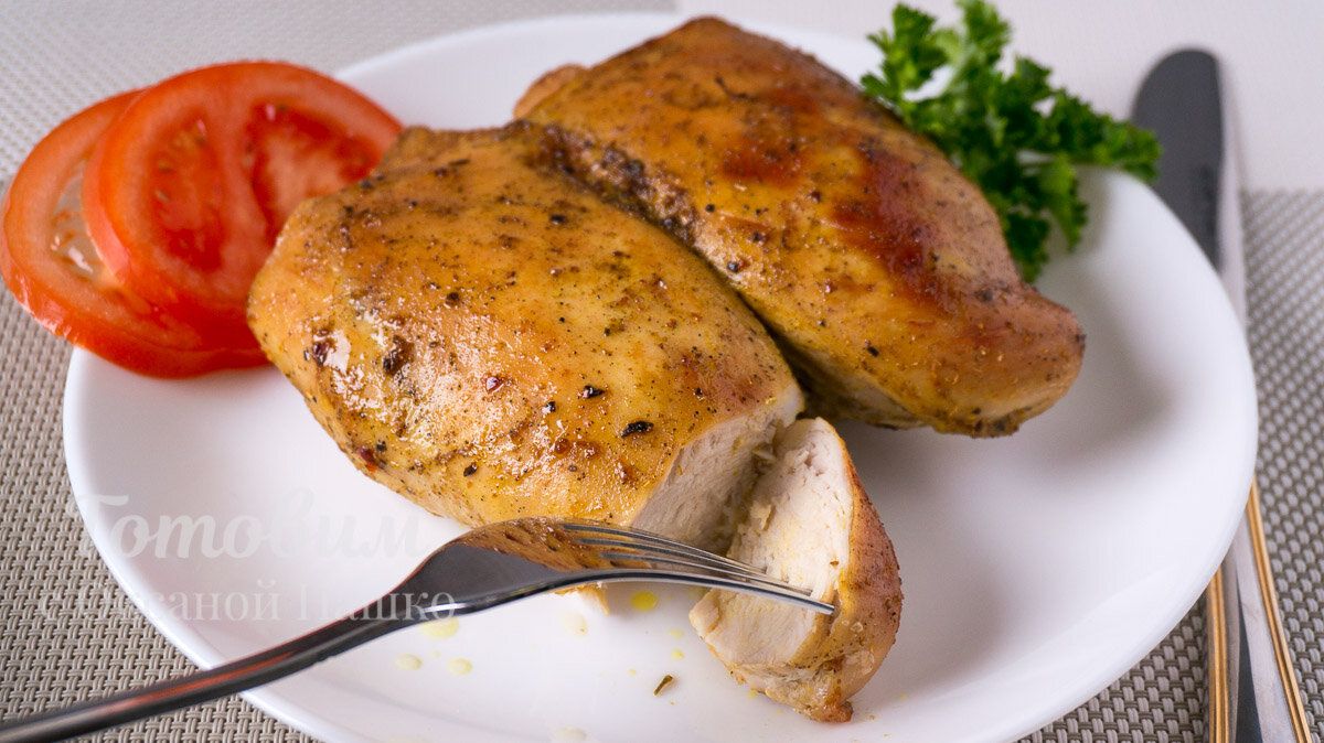 Сочный и ароматный способ приготовления куриного филе в духовке для любимых салатов