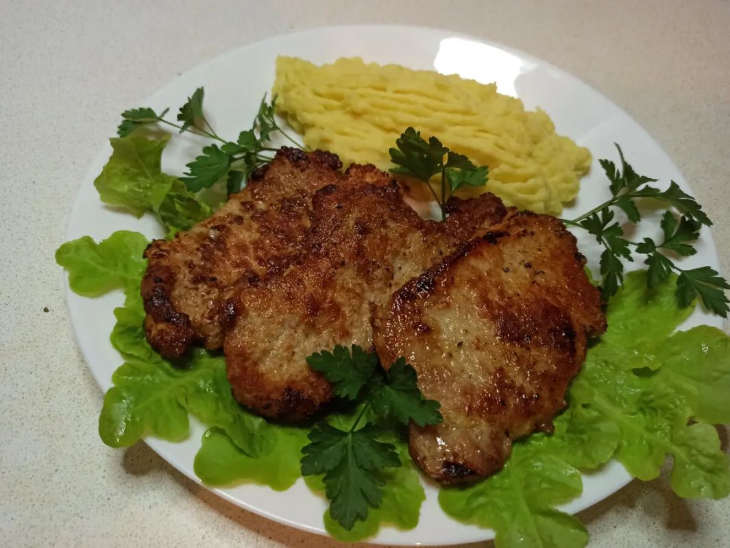 Секреты идеальной жарки свинины: как сделать мясо сочным и аппетитным