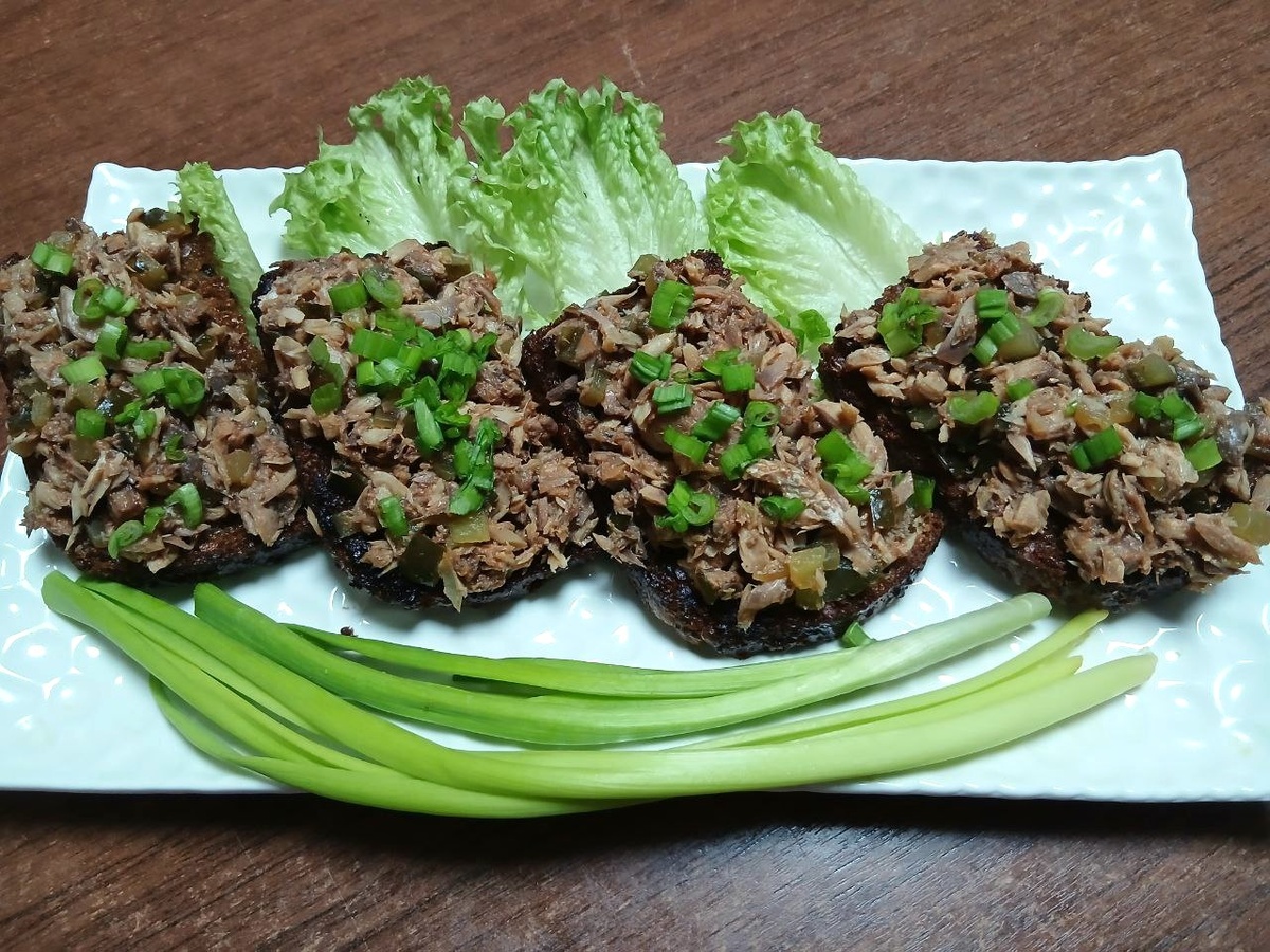 Открывая секреты простоты: гренки с килькой и солеными огурцами