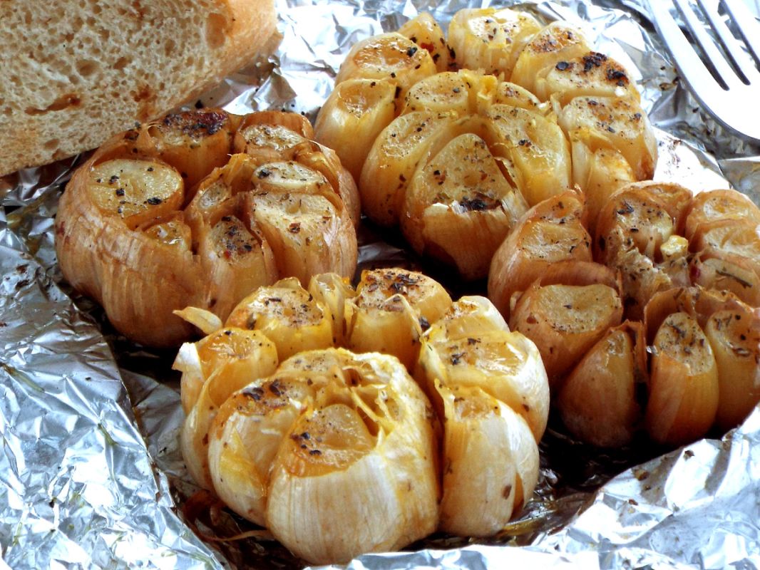 Неожиданная закуска с мангала: как обычный чеснок превращается в деликатес