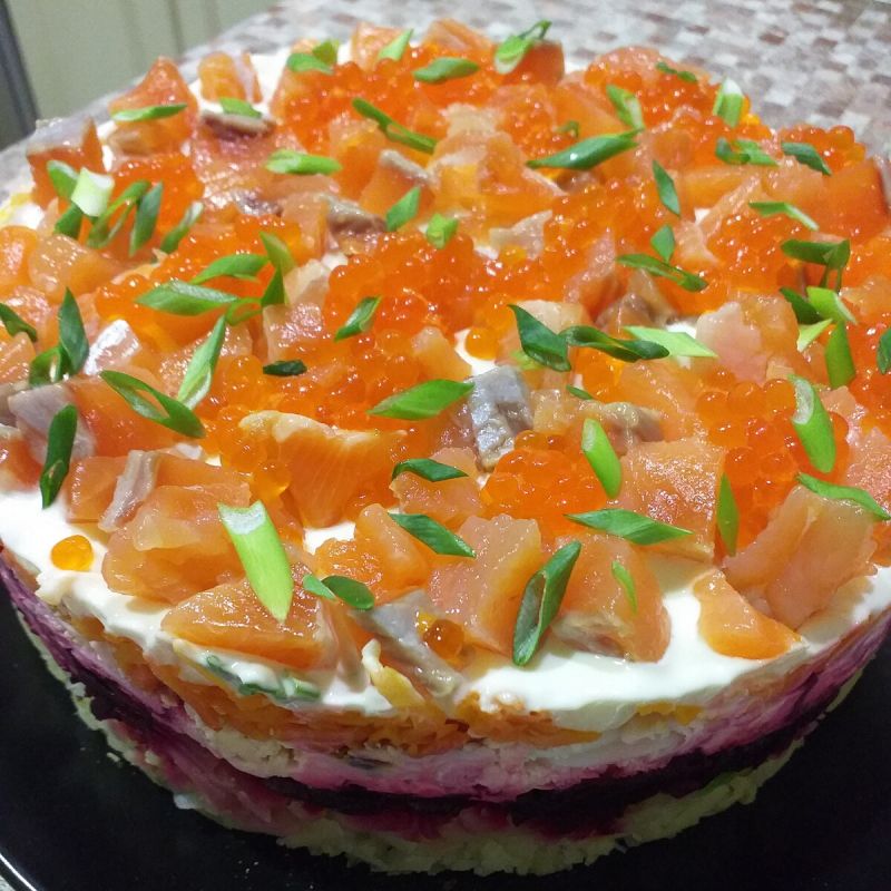 Салат с соленой форелью: новая жизнь для классического рецепта