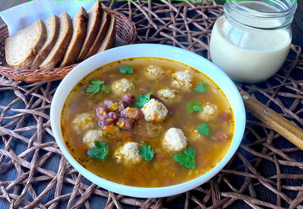 Легкий фасолевый суп с фрикадельками и аквафабой: быстро и вкусно