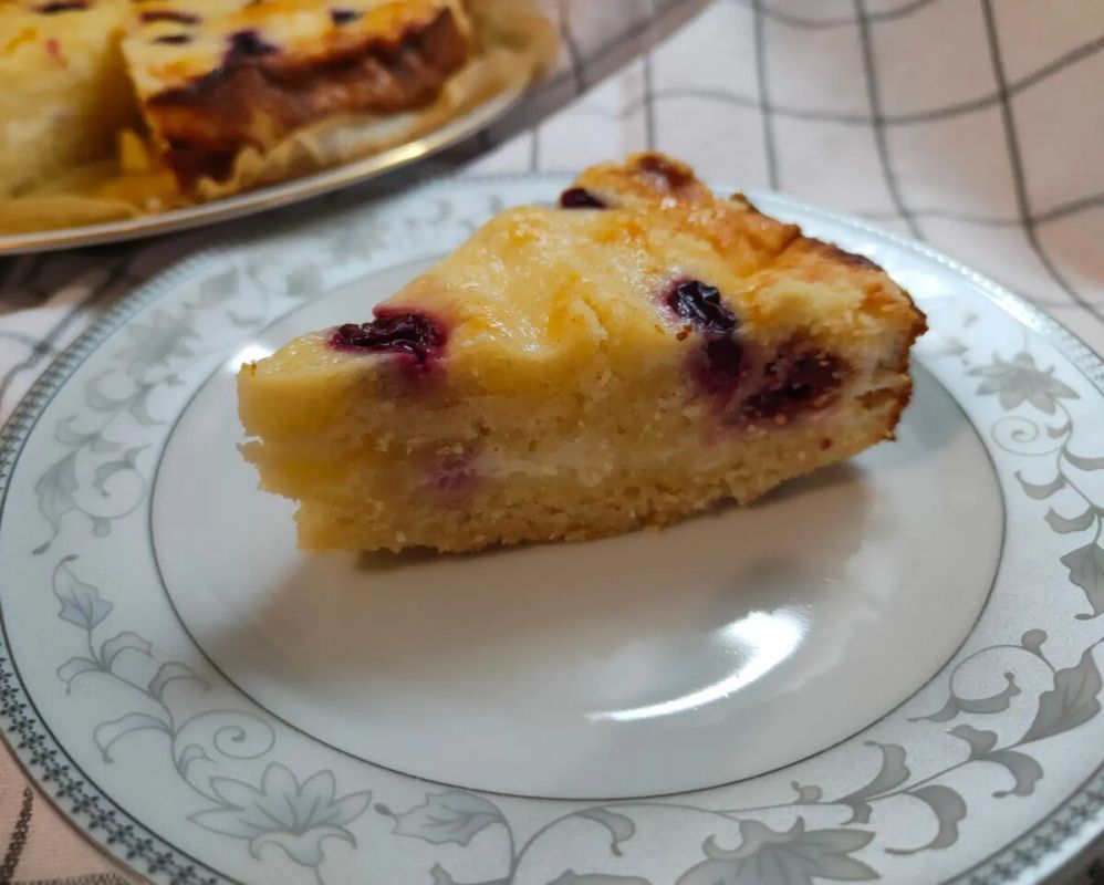 Вкуснейший сметанник с вишней: идеальный десерт на любой случай