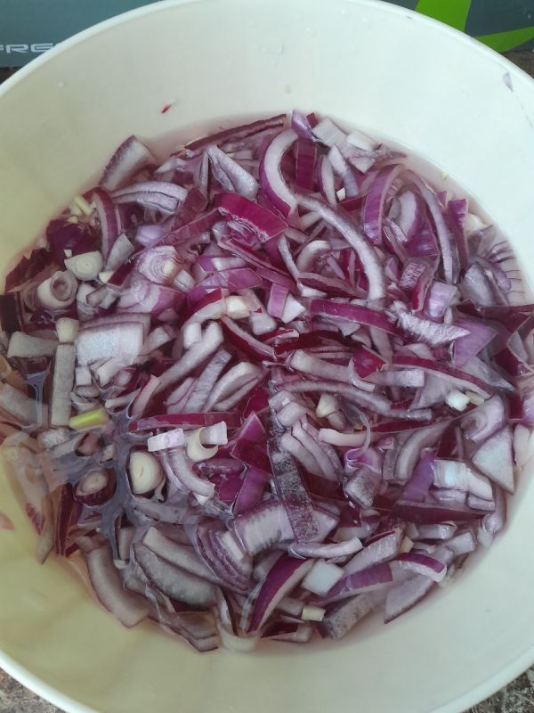 Салат, который полюбит каждый: курица, фасоль и маринованный лук в идеальном сочетании