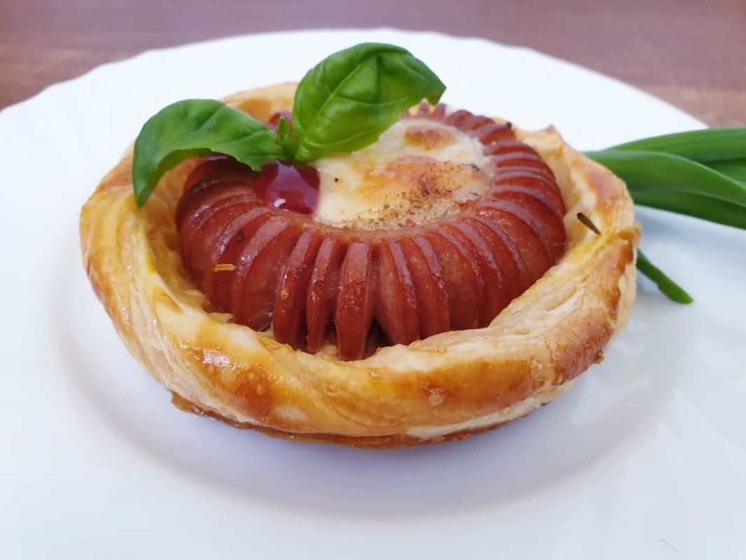 Легкие завтраки на ходу: слоеные слойки с сосисками