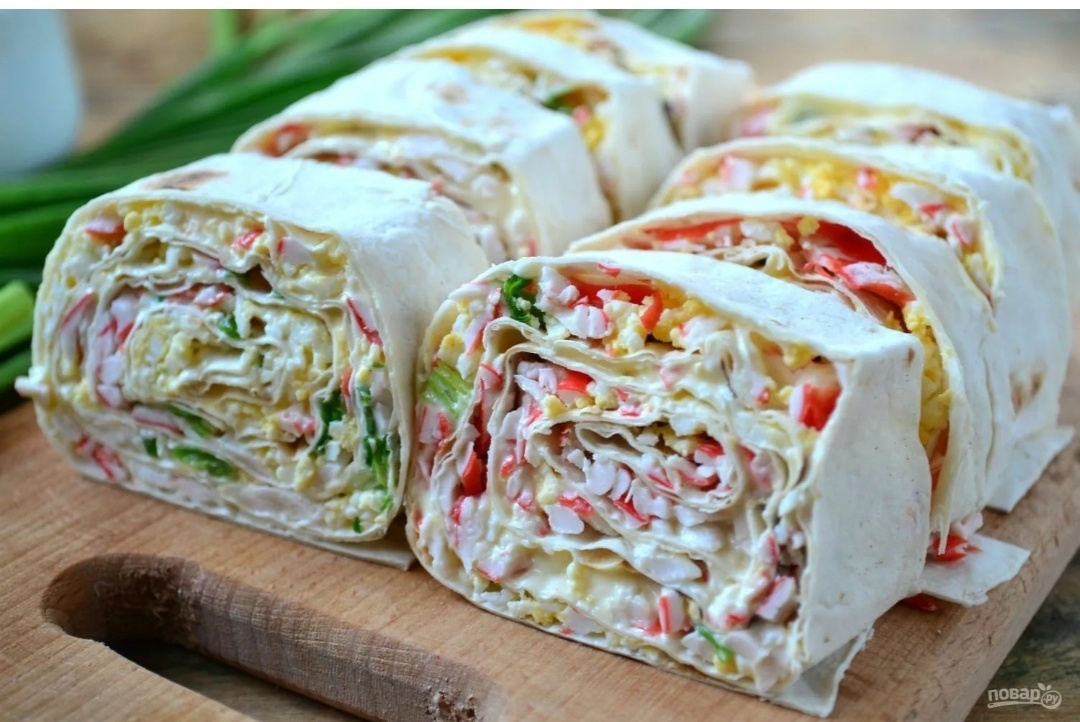 Необычный лавашевый рулет с крабовыми палочками на ваш праздничный стол