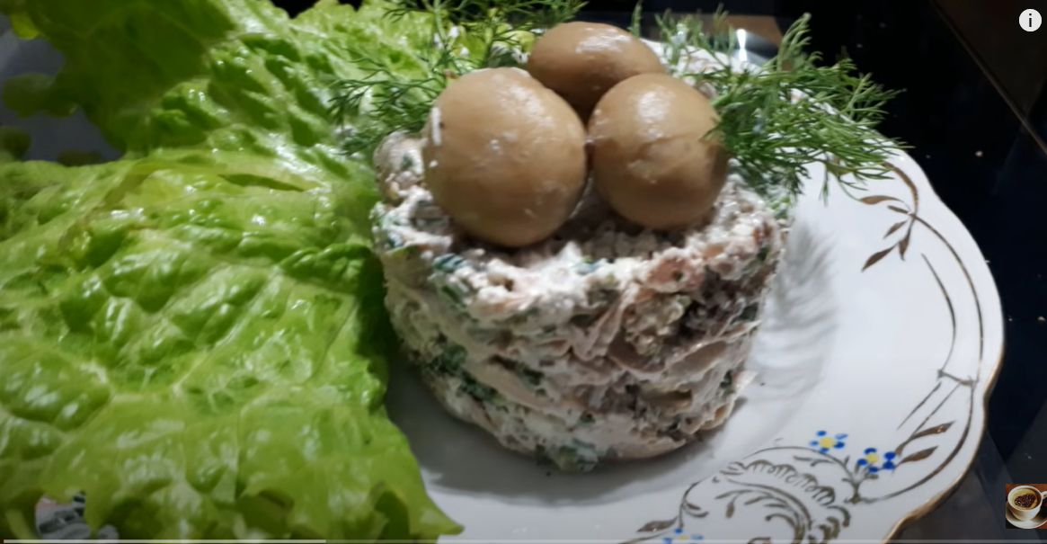 Вкусный салат с курицей и орехами, который украсит ваш стол