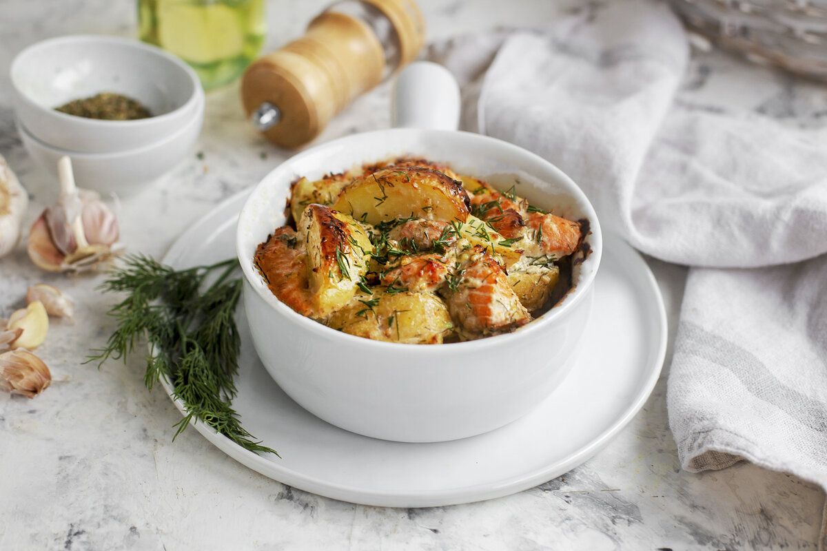 Нежная форель с картофелем: легкий рецепт запеканки в сметанном соусе