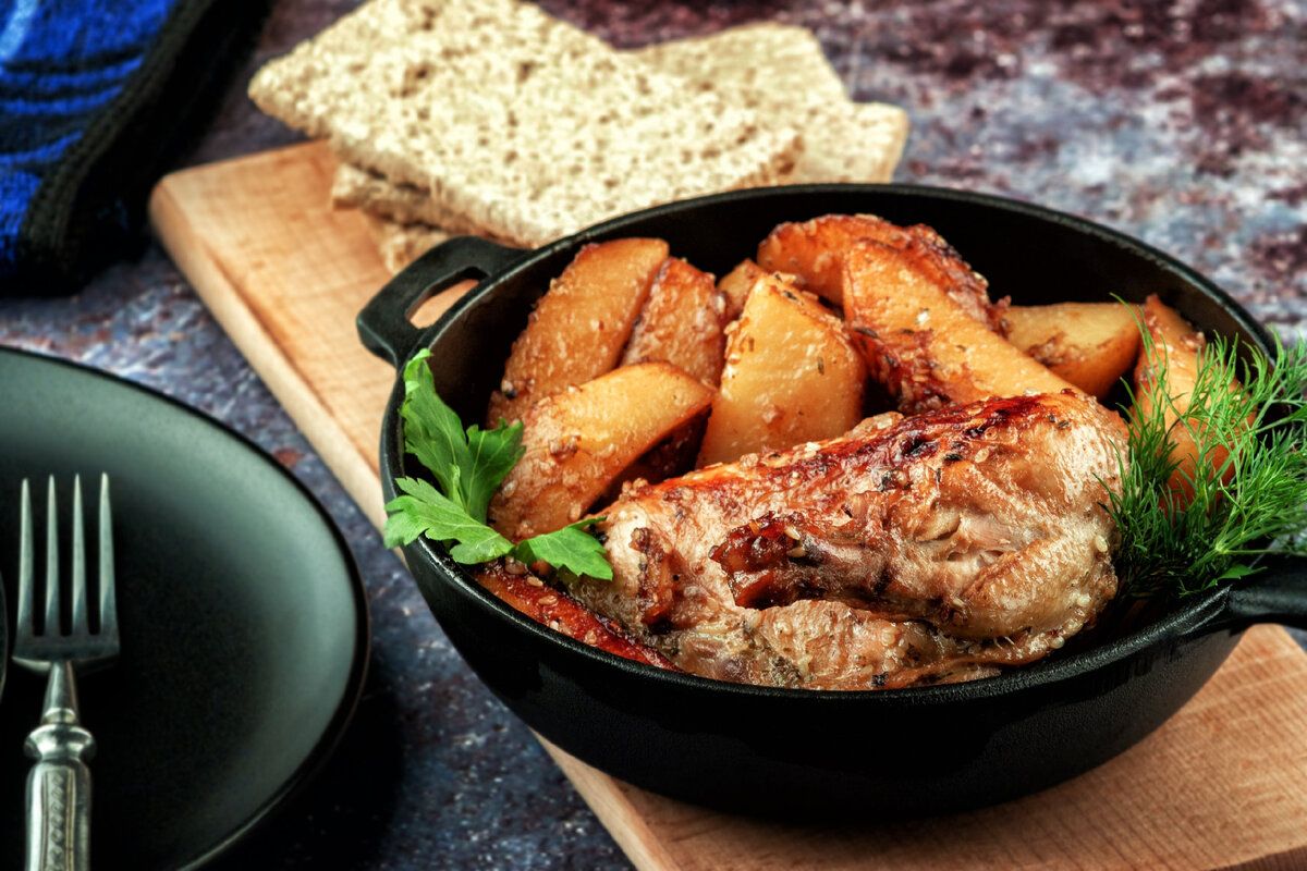 Запеченная курица с картофелем: вкусно и просто