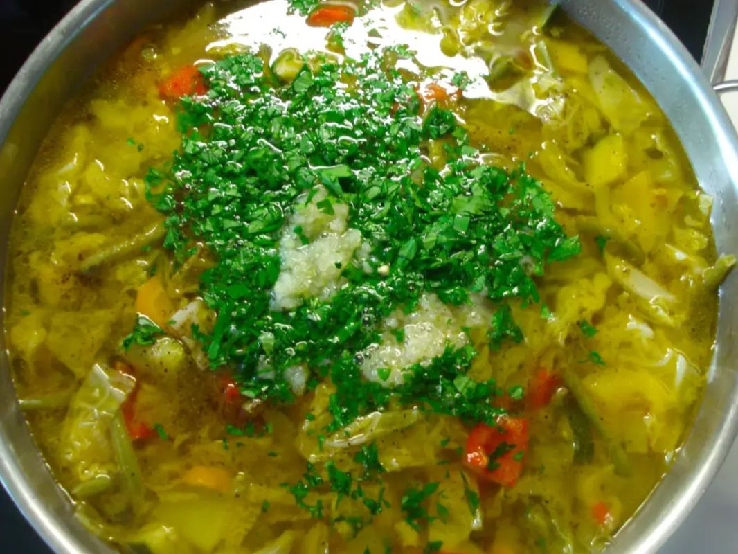 Супы, которые согреют душу: какие блюда готовить с понедельника по воскресенье