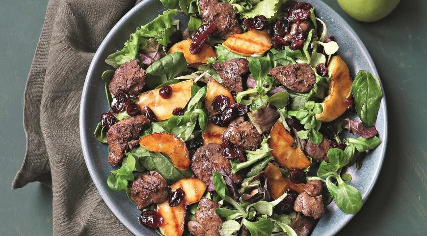 Теплый салат с куриной печенью и яблоками