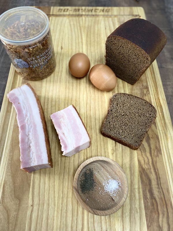 Идеальный завтрак: яичница с грудинкой и чёрным хлебом