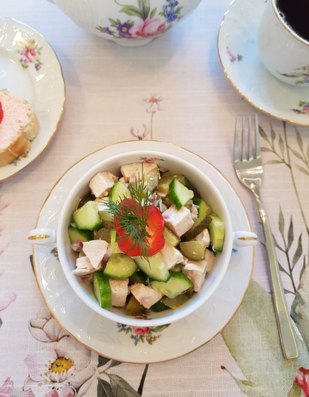 Летний огуречный салат с курицей: легкость и вкус