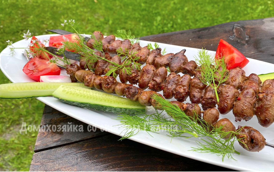 Почувствуйте вкус: как легко приготовить куриные сердца на углях
