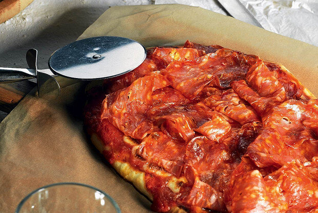 Пицца с острой салями