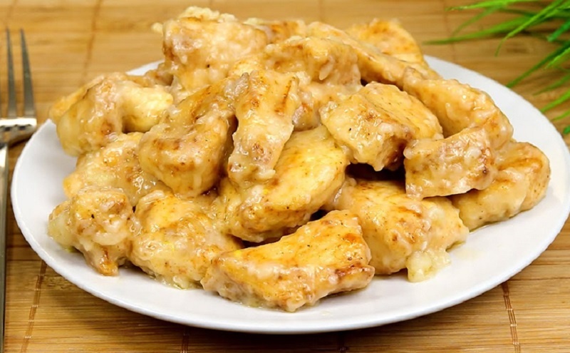 Секрет сочной куриной грудки с чесночным соусом: быстро и просто